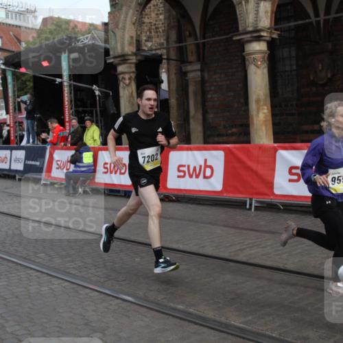 05.10.2025 - 20. swb-Marathon Bremen Yannick Fuchs http://msf.ph/oto/9316707 05.10.2025 10:49:15 Ziel 7202, 9457, 9556, 10016, 10221, 11673 meine-sportfotos.de