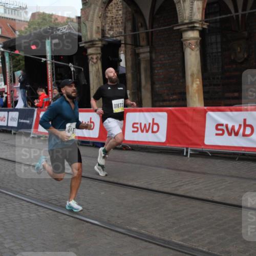 05.10.2025 - 20. swb-Marathon Bremen Yannick Fuchs http://msf.ph/oto/9316708 05.10.2025 10:49:17 Ziel 9333, 9457, 10016, 10221, 11057, 11673 meine-sportfotos.de