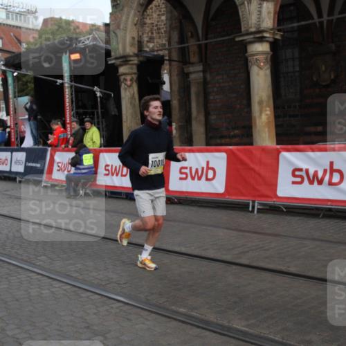 05.10.2025 - 20. swb-Marathon Bremen Yannick Fuchs http://msf.ph/oto/9316709 05.10.2025 10:49:18 Ziel 9333, 9457, 10016, 10221, 11057 meine-sportfotos.de
