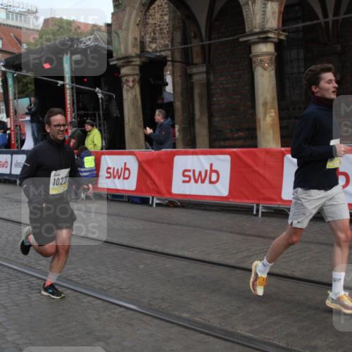 05.10.2025 - 20. swb-Marathon Bremen Yannick Fuchs http://msf.ph/oto/9316710 05.10.2025 10:49:18 Ziel 9333, 9457, 10016, 10221, 11057 meine-sportfotos.de