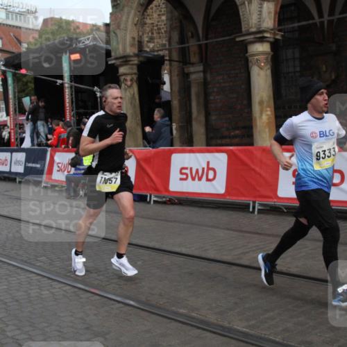 05.10.2025 - 20. swb-Marathon Bremen Yannick Fuchs http://msf.ph/oto/9316712 05.10.2025 10:49:21 Ziel 9333, 10715, 10735, 11057 meine-sportfotos.de
