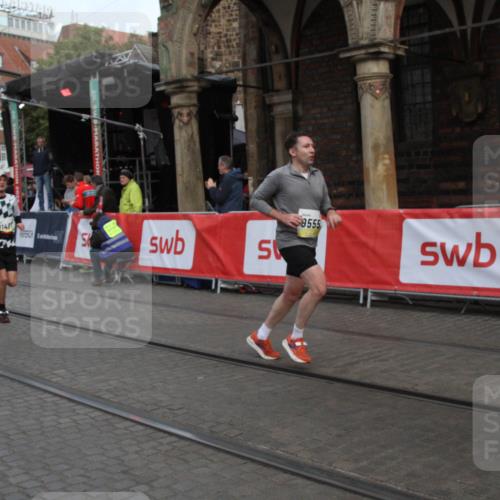 05.10.2025 - 20. swb-Marathon Bremen Yannick Fuchs http://msf.ph/oto/9316722 05.10.2025 10:49:32 Ziel 9233, 9555, 10118, 10381, 10673, 11487 meine-sportfotos.de