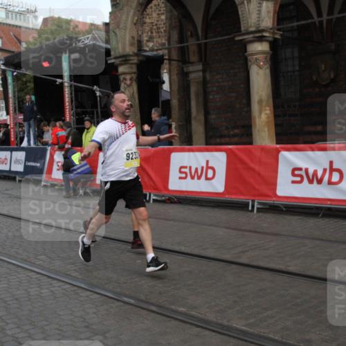 05.10.2025 - 20. swb-Marathon Bremen Yannick Fuchs http://msf.ph/oto/9316723 05.10.2025 10:49:33 Ziel 9233, 9555, 10381, 10673, 11487 meine-sportfotos.de