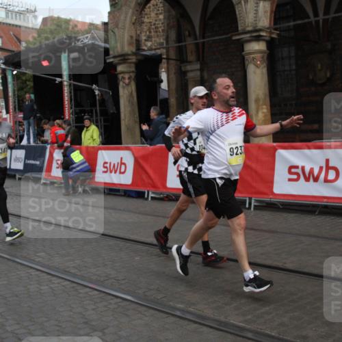 05.10.2025 - 20. swb-Marathon Bremen Yannick Fuchs http://msf.ph/oto/9316724 05.10.2025 10:49:34 Ziel 9233, 9626, 9627, 10381, 10888, 11487, 11579 meine-sportfotos.de