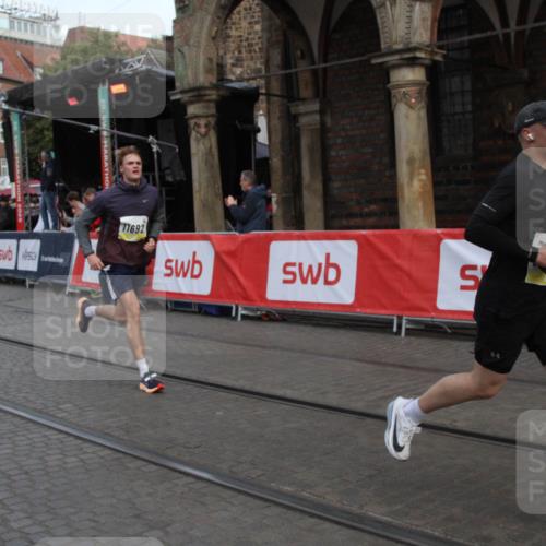 05.10.2025 - 20. swb-Marathon Bremen Yannick Fuchs http://msf.ph/oto/9316733 05.10.2025 10:49:48 Ziel 9452, 10726, 10781, 11692 meine-sportfotos.de
