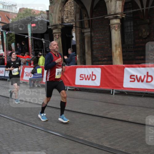 05.10.2025 - 20. swb-Marathon Bremen Yannick Fuchs http://msf.ph/oto/9316737 05.10.2025 10:49:56 Ziel 9369, 9696, 9761, 9889, 10159, 10346, 11091, 11749 meine-sportfotos.de