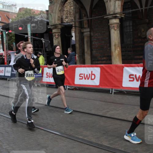 05.10.2025 - 20. swb-Marathon Bremen Yannick Fuchs http://msf.ph/oto/9316738 05.10.2025 10:49:56 Ziel 9369, 9696, 9761, 9889, 10159, 10346, 11091, 11749 meine-sportfotos.de