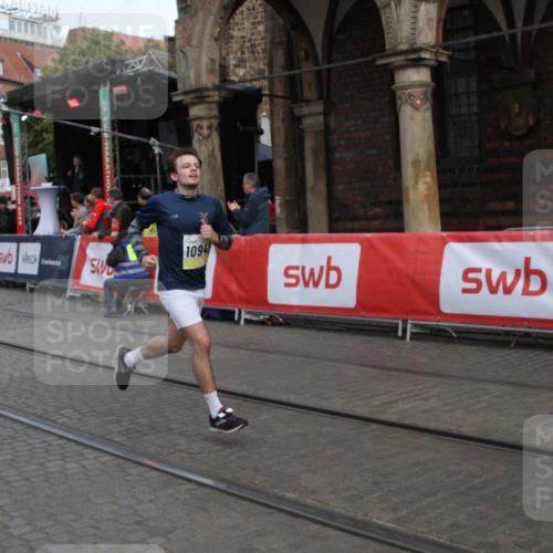 05.10.2025 - 20. swb-Marathon Bremen Yannick Fuchs http://msf.ph/oto/9316743 05.10.2025 10:50:03 Ziel 9676, 9693, 9803, 10543, 10868, 10946, 11642 meine-sportfotos.de