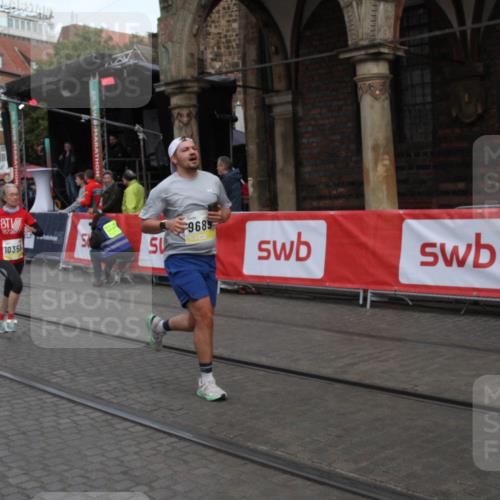 05.10.2025 - 20. swb-Marathon Bremen Yannick Fuchs http://msf.ph/oto/9316756 05.10.2025 10:50:18 Ziel 9579, 9689, 10022, 10356, 10400, 10443 meine-sportfotos.de