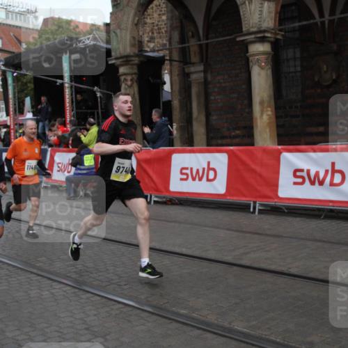 05.10.2025 - 20. swb-Marathon Bremen Yannick Fuchs http://msf.ph/oto/9316763 05.10.2025 10:50:28 Ziel 8866, 9740, 10066, 10537, 10638, 10923, 11022, 11239, 11241, 11254, 11298, 11460, 11531, 11740 meine-sportfotos.de