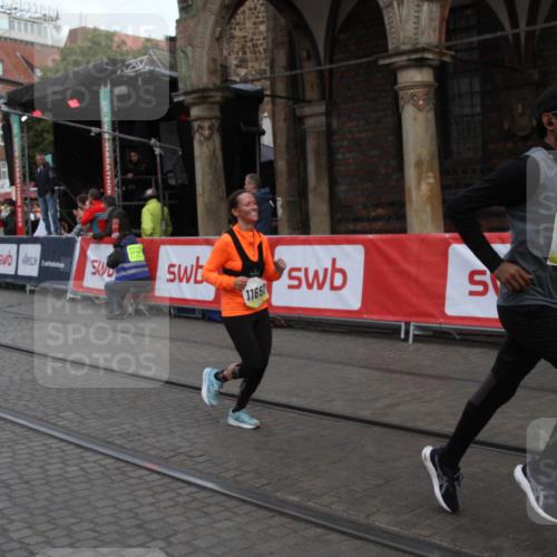05.10.2025 - 20. swb-Marathon Bremen Yannick Fuchs http://msf.ph/oto/9316772 05.10.2025 10:50:35 Ziel 9267, 9337, 10199, 11344, 11660 meine-sportfotos.de