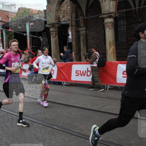 05.10.2025 - 20. swb-Marathon Bremen Yannick Fuchs http://msf.ph/oto/9316776 05.10.2025 10:50:40 Ziel 9267, 9299, 9578, 9986, 10251, 11062, 11466 meine-sportfotos.de
