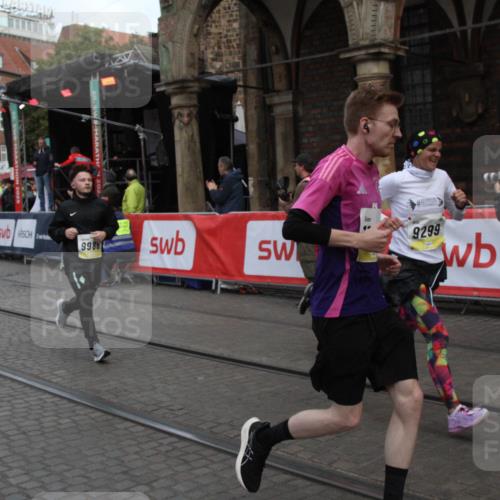 05.10.2025 - 20. swb-Marathon Bremen Yannick Fuchs http://msf.ph/oto/9316778 05.10.2025 10:50:41 Ziel 9267, 9299, 9578, 9986, 10251, 11062, 11466 meine-sportfotos.de