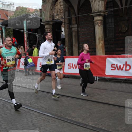 05.10.2025 - 20. swb-Marathon Bremen Yannick Fuchs http://msf.ph/oto/9316801 05.10.2025 10:51:05 Ziel 9199, 9416, 9425, 9630, 9663, 9894, 10206, 10226, 10254, 10378, 10743, 10932, 11061, 11391, 11573 meine-sportfotos.de