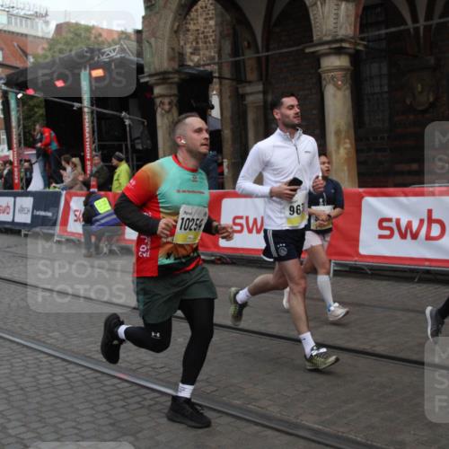 05.10.2025 - 20. swb-Marathon Bremen Yannick Fuchs http://msf.ph/oto/9316802 05.10.2025 10:51:05 Ziel 9199, 9416, 9425, 9630, 9663, 9894, 10206, 10226, 10254, 10378, 10743, 10932, 11061, 11391, 11573 meine-sportfotos.de