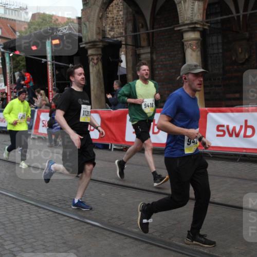 05.10.2025 - 20. swb-Marathon Bremen Yannick Fuchs http://msf.ph/oto/9316807 05.10.2025 10:51:09 Ziel 9256, 9287, 9416, 9425, 9894, 10206, 10226, 10378, 10669, 10932, 11279, 11391, 11573 meine-sportfotos.de