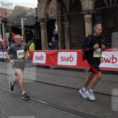 05.10.2025 - 20. swb-Marathon Bremen Yannick Fuchs http://msf.ph/oto/9316814 05.10.2025 10:51:19 Ziel 9906, 10215, 10222, 10432 meine-sportfotos.de
