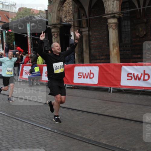 05.10.2025 - 20. swb-Marathon Bremen Yannick Fuchs http://msf.ph/oto/9316817 05.10.2025 10:51:29 Ziel 10321, 10376, 10556, 11177 meine-sportfotos.de