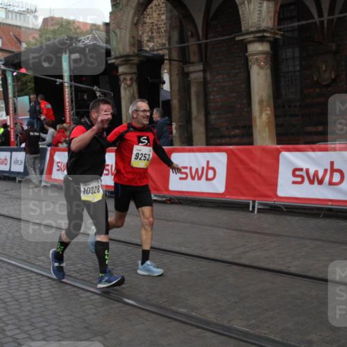 05.10.2025 - 20. swb-Marathon Bremen Yannick Fuchs http://msf.ph/oto/9316821 05.10.2025 10:51:39 Ziel 9252, 10584, 10918, 10928, 11484 meine-sportfotos.de