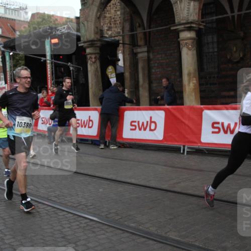 05.10.2025 - 20. swb-Marathon Bremen Yannick Fuchs http://msf.ph/oto/9316839 05.10.2025 10:52:03 Ziel 9683, 10380, 10581, 10625, 10817, 11136, 11273, 11325 meine-sportfotos.de