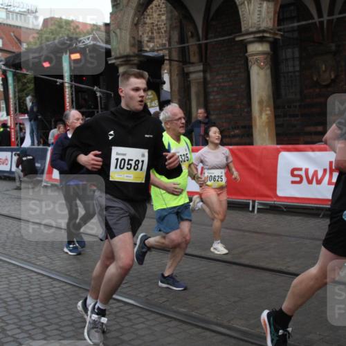 05.10.2025 - 20. swb-Marathon Bremen Yannick Fuchs http://msf.ph/oto/9316841 05.10.2025 10:52:04 Ziel 9683, 10380, 10581, 10625, 11136, 11273, 11325 meine-sportfotos.de