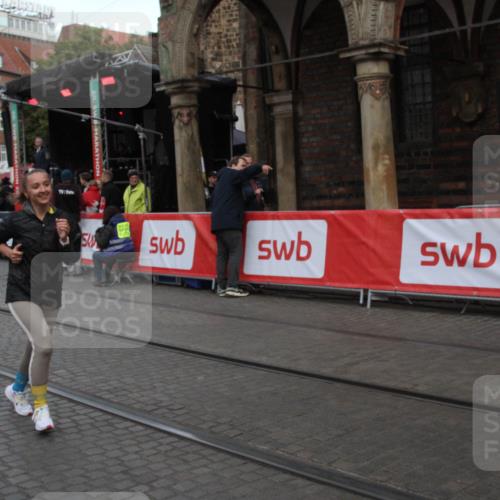 05.10.2025 - 20. swb-Marathon Bremen Yannick Fuchs http://msf.ph/oto/9316864 05.10.2025 10:52:33 Ziel 9903, 10241, 10327, 10388, 10608, 11283, 11387 meine-sportfotos.de