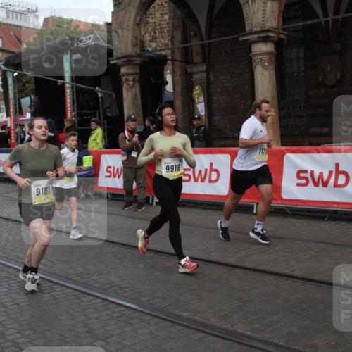 05.10.2025 - 20. swb-Marathon Bremen Yannick Fuchs http://msf.ph/oto/9316890 05.10.2025 10:53:05 Ziel 9187, 9650, 9918, 10064, 10539, 10779, 11259, 11398, 11411, 11450, 11722 meine-sportfotos.de