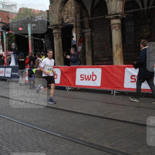 05.10.2025 - 20. swb-Marathon Bremen Yannick Fuchs http://msf.ph/oto/9316898 05.10.2025 10:53:14 Ziel 9449, 9703, 9834, 10242, 10349, 10460, 10466, 10958, 11300, 11377, 11512 meine-sportfotos.de
