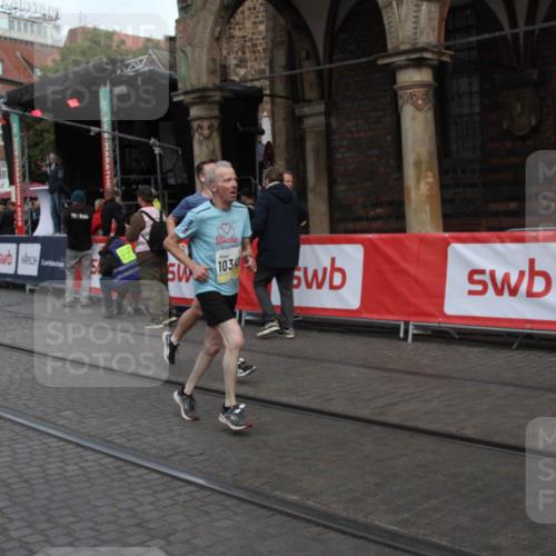 05.10.2025 - 20. swb-Marathon Bremen Yannick Fuchs http://msf.ph/oto/9316900 05.10.2025 10:53:16 Ziel 9449, 9703, 9834, 10242, 10349, 10460, 10466, 10958, 11377, 11512 meine-sportfotos.de