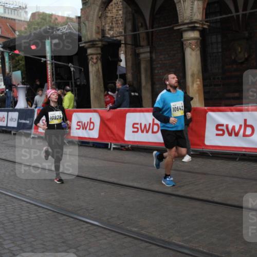 05.10.2025 - 20. swb-Marathon Bremen Yannick Fuchs http://msf.ph/oto/9316931 05.10.2025 10:53:44 Ziel 10020, 10642, 10925, 11046 meine-sportfotos.de