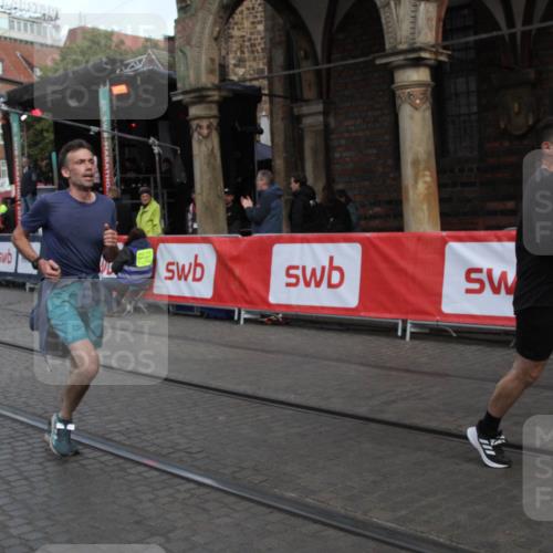 05.10.2025 - 20. swb-Marathon Bremen Yannick Fuchs http://msf.ph/oto/9316950 05.10.2025 10:54:05 Ziel 9313, 9520, 9807, 9835, 10075, 10163, 11152, 11303, 11339, 11432, 11593 meine-sportfotos.de