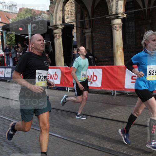 05.10.2025 - 20. swb-Marathon Bremen Yannick Fuchs http://msf.ph/oto/9316984 05.10.2025 10:54:50 Ziel 8326, 9282, 9295, 9436, 9591, 9754, 9776, 10007, 10487, 10770, 11163, 11276 meine-sportfotos.de