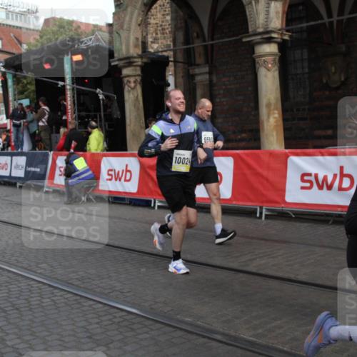 05.10.2025 - 20. swb-Marathon Bremen Yannick Fuchs http://msf.ph/oto/9316992 05.10.2025 10:54:57 Ziel 9427, 9560, 9570, 10024, 10231, 10232, 10233, 10609, 11373, 11470 meine-sportfotos.de