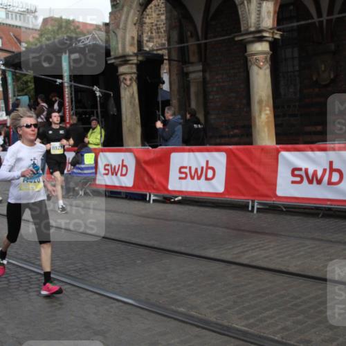 05.10.2025 - 20. swb-Marathon Bremen Yannick Fuchs http://msf.ph/oto/9316998 05.10.2025 10:55:04 Ziel 9475, 9791, 11320, 11507, 11523 meine-sportfotos.de