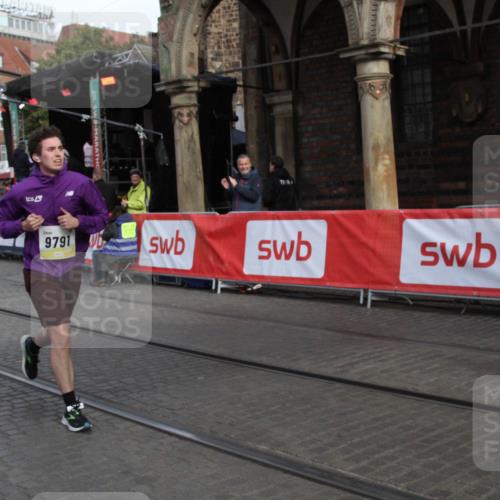 05.10.2025 - 20. swb-Marathon Bremen Yannick Fuchs http://msf.ph/oto/9317001 05.10.2025 10:55:08 Ziel 9475, 9791, 10014, 10180, 10307, 10920, 11363 meine-sportfotos.de