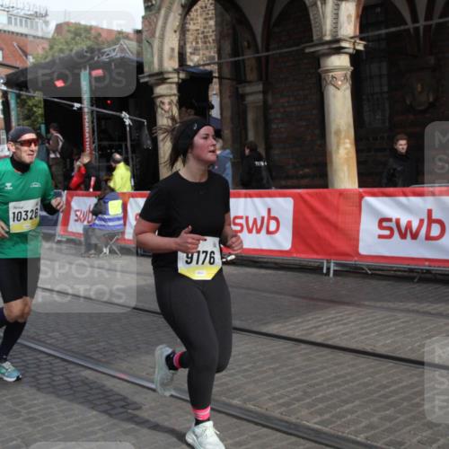 05.10.2025 - 20. swb-Marathon Bremen Yannick Fuchs http://msf.ph/oto/9317009 05.10.2025 10:55:18 Ziel 9176, 9318, 9881, 10003, 10326, 11042, 11140 meine-sportfotos.de