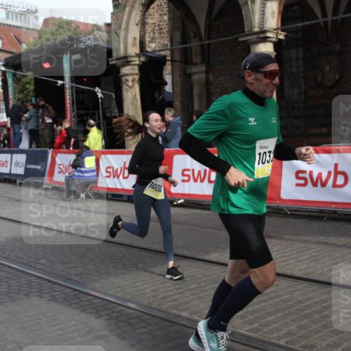 05.10.2025 - 20. swb-Marathon Bremen Yannick Fuchs http://msf.ph/oto/9317010 05.10.2025 10:55:18 Ziel 9176, 9318, 9881, 10003, 10326, 11042, 11140 meine-sportfotos.de