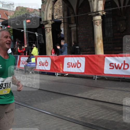 05.10.2025 - 20. swb-Marathon Bremen Yannick Fuchs http://msf.ph/oto/9317011 05.10.2025 10:55:19 Ziel 9318, 9881, 9933, 10003, 10116, 10326, 11042, 11140 meine-sportfotos.de