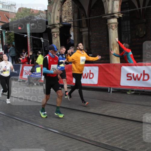 05.10.2025 - 20. swb-Marathon Bremen Yannick Fuchs http://msf.ph/oto/9317012 05.10.2025 10:55:23 Ziel 9201, 9350, 9514, 9654, 9881, 9933, 10116, 10970, 11042, 11115, 11702 meine-sportfotos.de