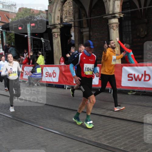 05.10.2025 - 20. swb-Marathon Bremen Yannick Fuchs http://msf.ph/oto/9317013 05.10.2025 10:55:23 Ziel 9201, 9350, 9514, 9654, 9881, 9933, 10116, 10970, 11042, 11115, 11702 meine-sportfotos.de