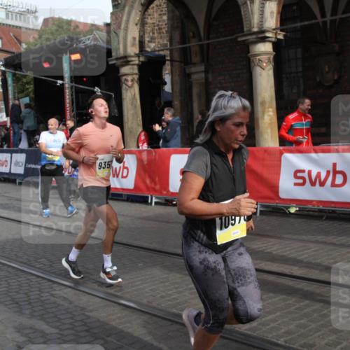 05.10.2025 - 20. swb-Marathon Bremen Yannick Fuchs http://msf.ph/oto/9317019 05.10.2025 10:55:27 Ziel 9350, 9514, 9654, 9722, 9902, 10256, 10260, 10970, 11115, 11380, 11431, 11702 meine-sportfotos.de