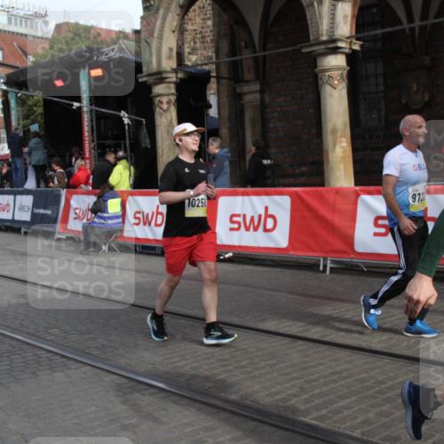 05.10.2025 - 20. swb-Marathon Bremen Yannick Fuchs http://msf.ph/oto/9317022 05.10.2025 10:55:31 Ziel 9722, 9856, 9902, 10111, 10256, 11025, 11380 meine-sportfotos.de