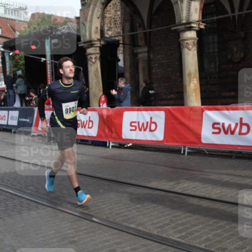 05.10.2025 - 20. swb-Marathon Bremen Yannick Fuchs http://msf.ph/oto/9317023 05.10.2025 10:55:32 Ziel 9722, 9856, 9902, 10111, 10256, 11025, 11197 meine-sportfotos.de