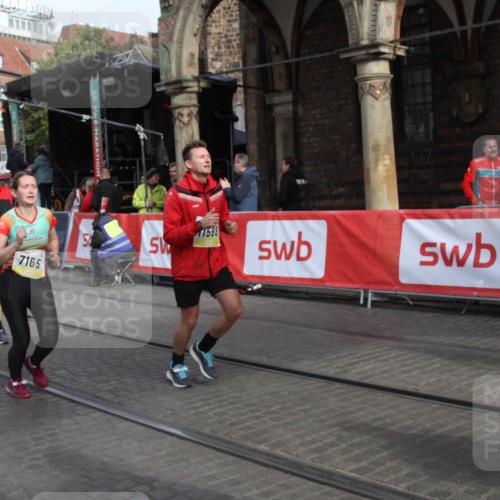 05.10.2025 - 20. swb-Marathon Bremen Yannick Fuchs http://msf.ph/oto/9317032 05.10.2025 10:55:43 Ziel 7165, 9195, 9197, 9720, 10088, 10107, 10195, 10475, 10755, 10909, 11081, 11586, 11588 meine-sportfotos.de