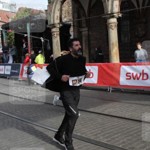 05.10.2025 - 20. swb-Marathon Bremen Yannick Fuchs http://msf.ph/oto/9317050 05.10.2025 10:56:03 Ziel 9871, 9950, 10015, 10758, 10921, 10959, 11148 meine-sportfotos.de