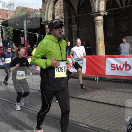05.10.2025 - 20. swb-Marathon Bremen Yannick Fuchs http://msf.ph/oto/9317055 05.10.2025 10:56:09 Ziel 9541, 9811, 9950, 10006, 10394, 10641, 10664, 10675, 10959, 11095, 11620, 11626 meine-sportfotos.de