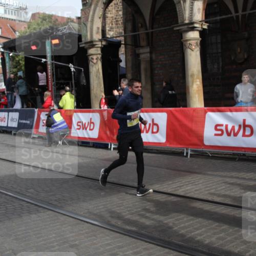 05.10.2025 - 20. swb-Marathon Bremen Yannick Fuchs http://msf.ph/oto/9317056 05.10.2025 10:56:10 Ziel 9541, 9811, 10006, 10009, 10394, 10641, 10664, 10675, 11095, 11620, 11626, 11693 meine-sportfotos.de