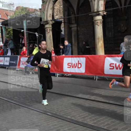 05.10.2025 - 20. swb-Marathon Bremen Yannick Fuchs http://msf.ph/oto/9317060 05.10.2025 10:56:14 Ziel 9811, 9855, 9968, 10006, 10009, 10989, 11095, 11366, 11620, 11630, 11693 meine-sportfotos.de