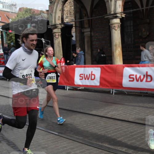 05.10.2025 - 20. swb-Marathon Bremen Yannick Fuchs http://msf.ph/oto/9317062 05.10.2025 10:56:14 Ziel 9811, 9855, 9968, 10006, 10009, 10989, 11095, 11366, 11620, 11630, 11693 meine-sportfotos.de
