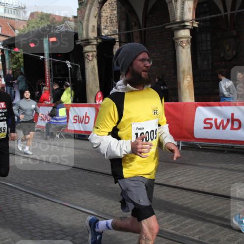 05.10.2025 - 20. swb-Marathon Bremen Yannick Fuchs http://msf.ph/oto/9317063 05.10.2025 10:56:15 Ziel 9811, 9855, 9968, 10009, 10989, 11366, 11620, 11630, 11693, 11741 meine-sportfotos.de
